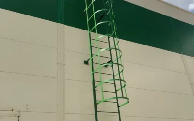 Зеленая вертикальная лестница